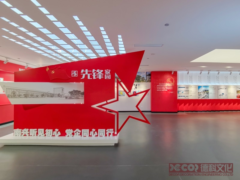 紅色展廳如何通過設計增強展覽的趣味性與互動性？